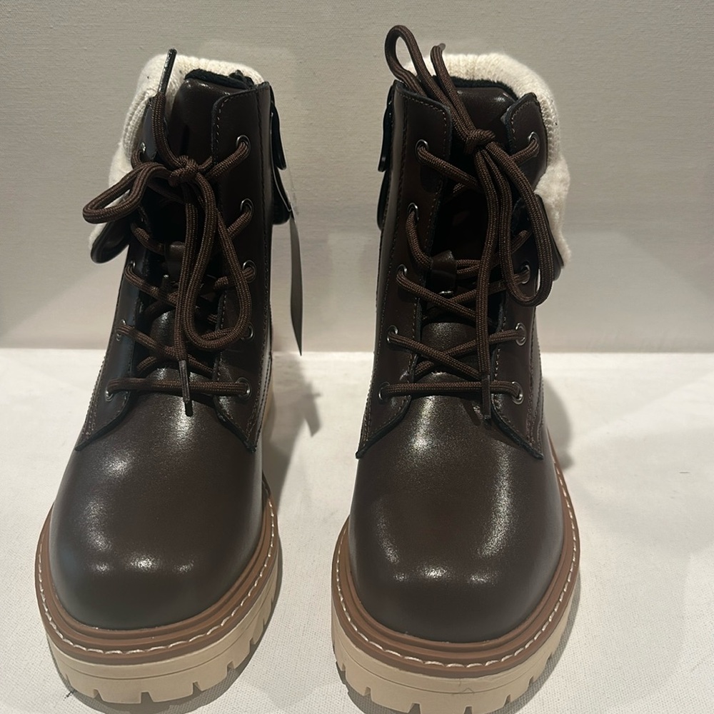 NWT Aqua Diva Brow Leather Laceup Boots with Sherpa tops. Size 39